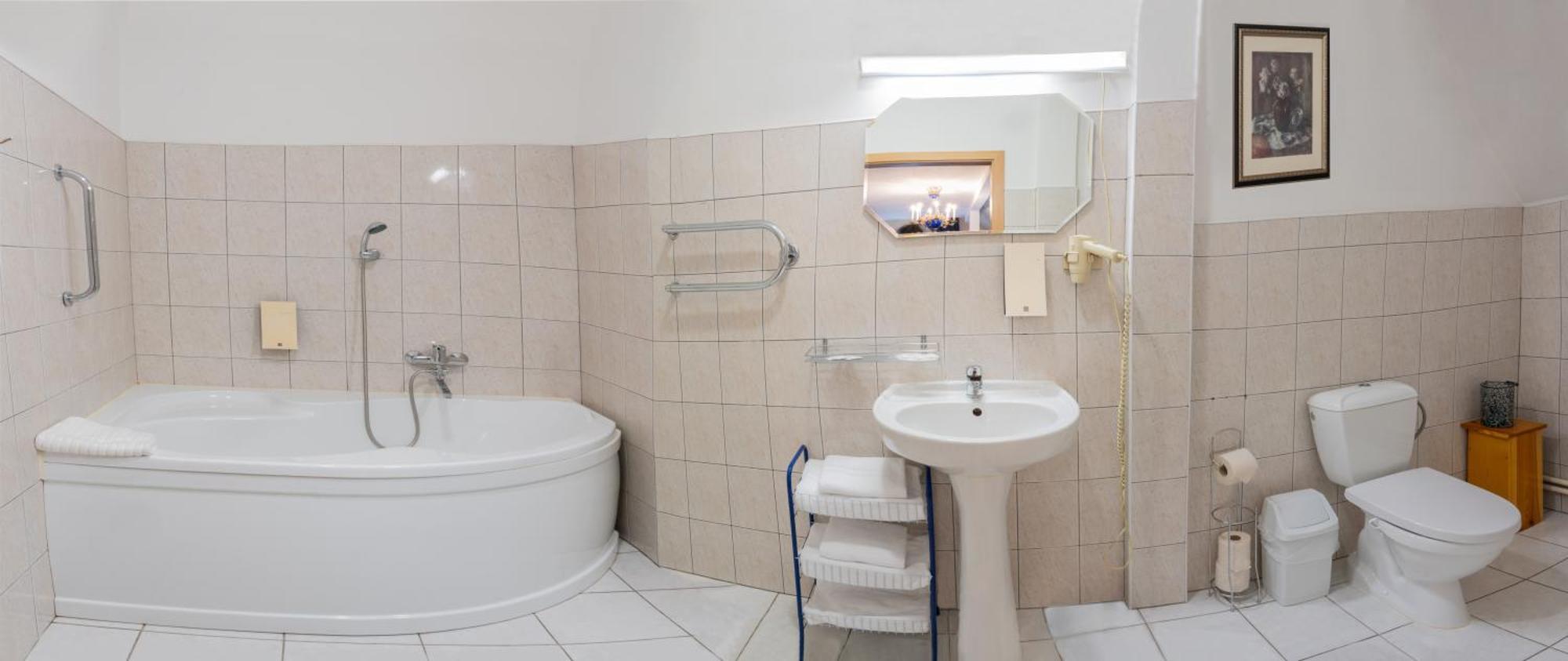 Park Hotel Bruzis Smiltene Bagian luar foto