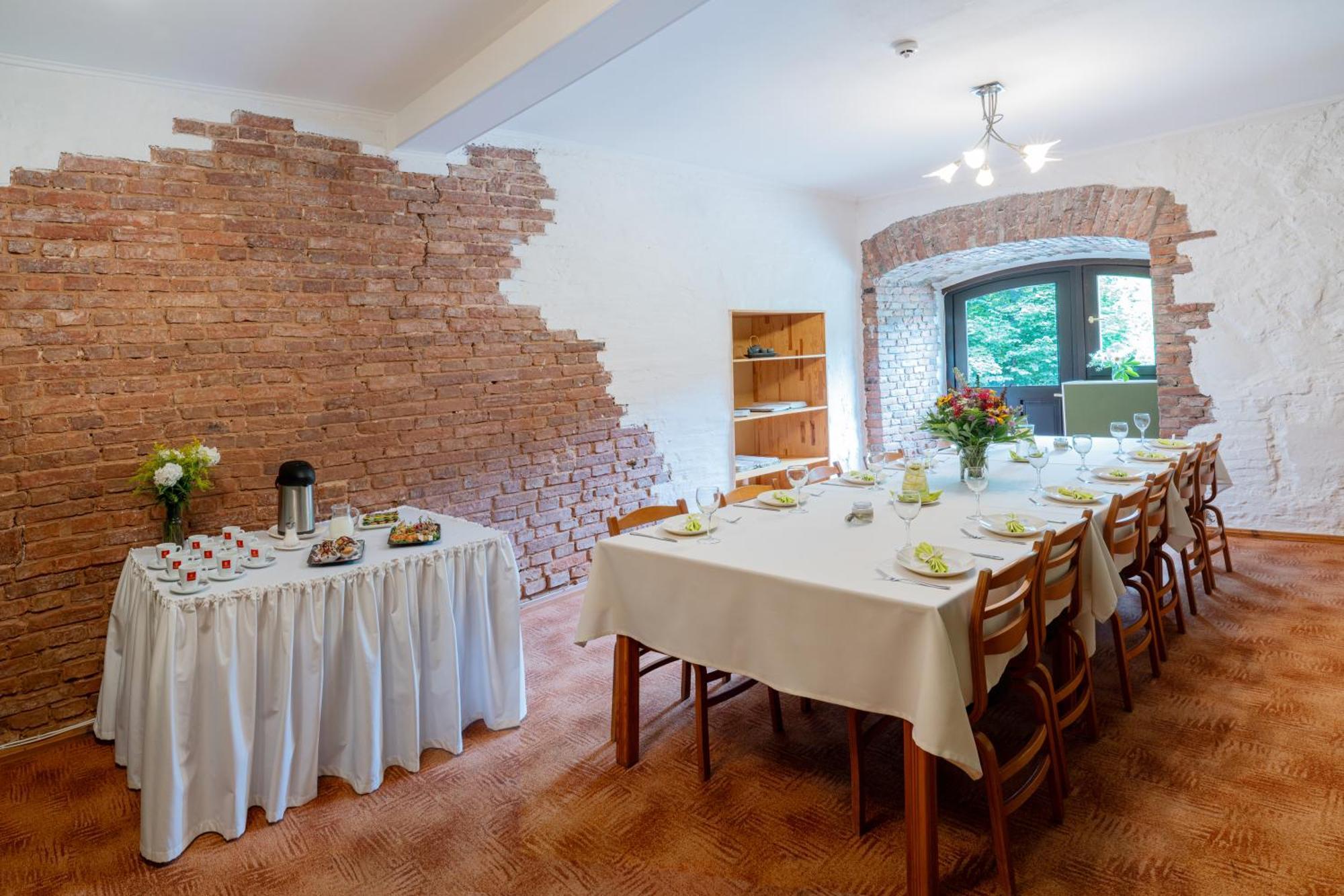 Park Hotel Bruzis Smiltene Bagian luar foto
