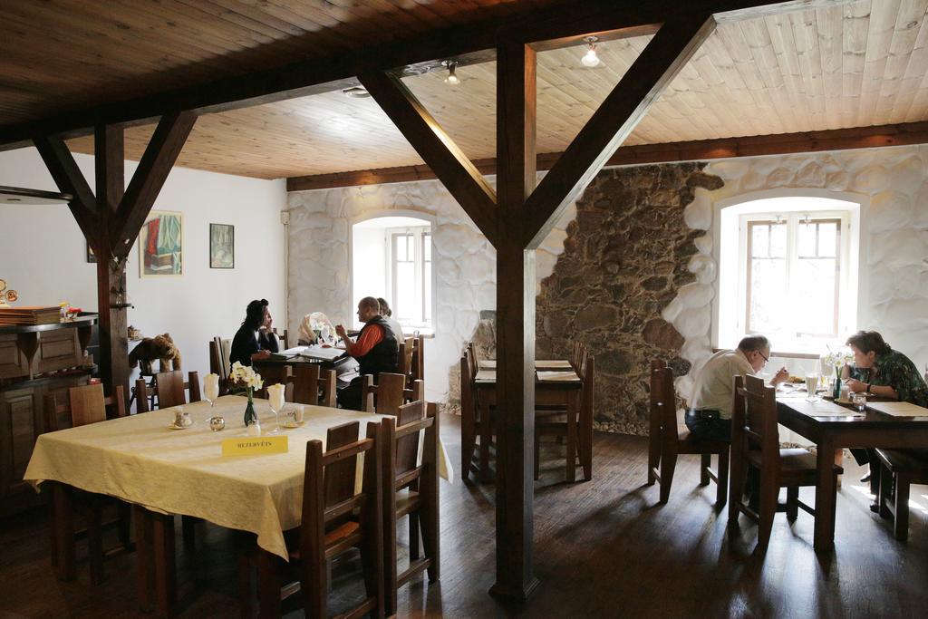 Park Hotel Bruzis Smiltene Bagian luar foto