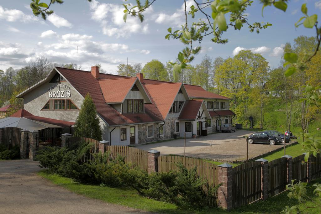 Park Hotel Bruzis Smiltene Bagian luar foto