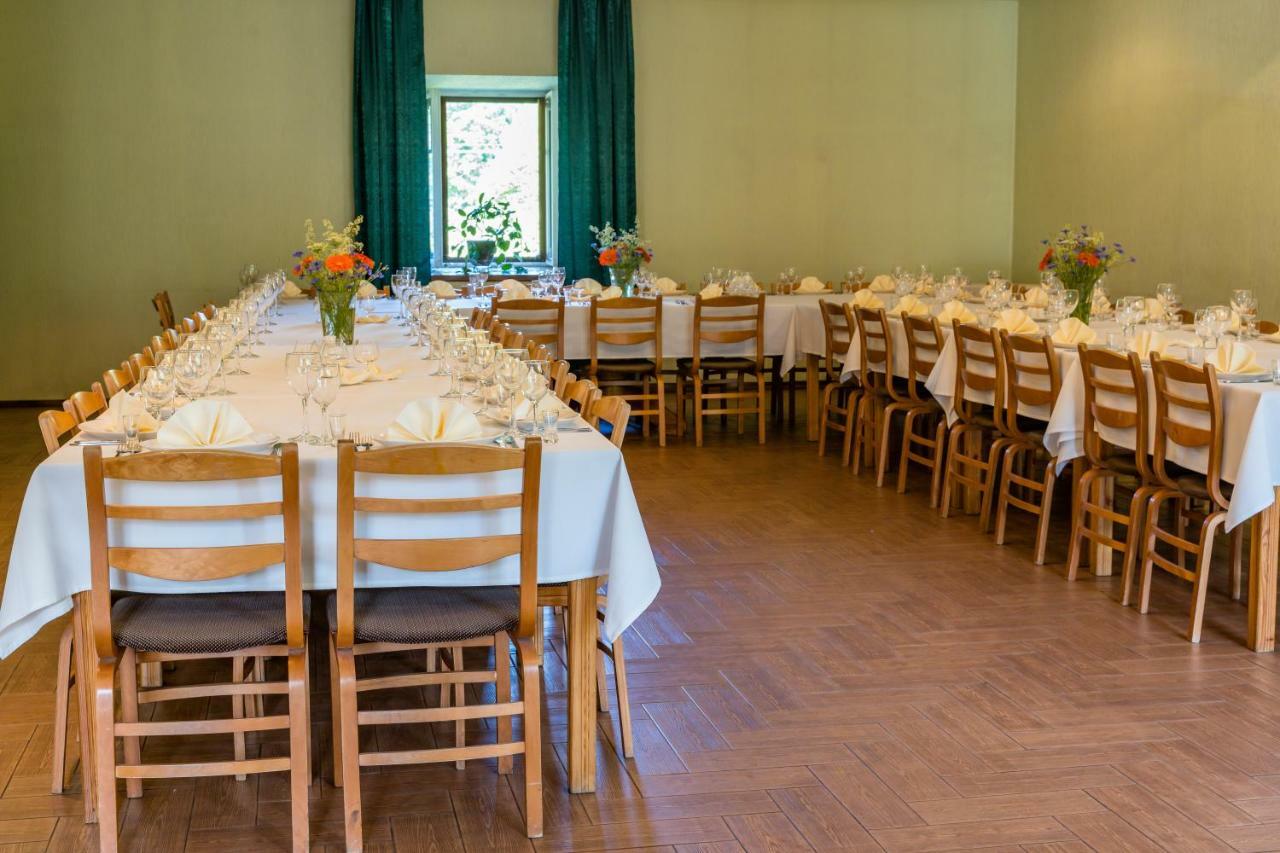 Park Hotel Bruzis Smiltene Bagian luar foto
